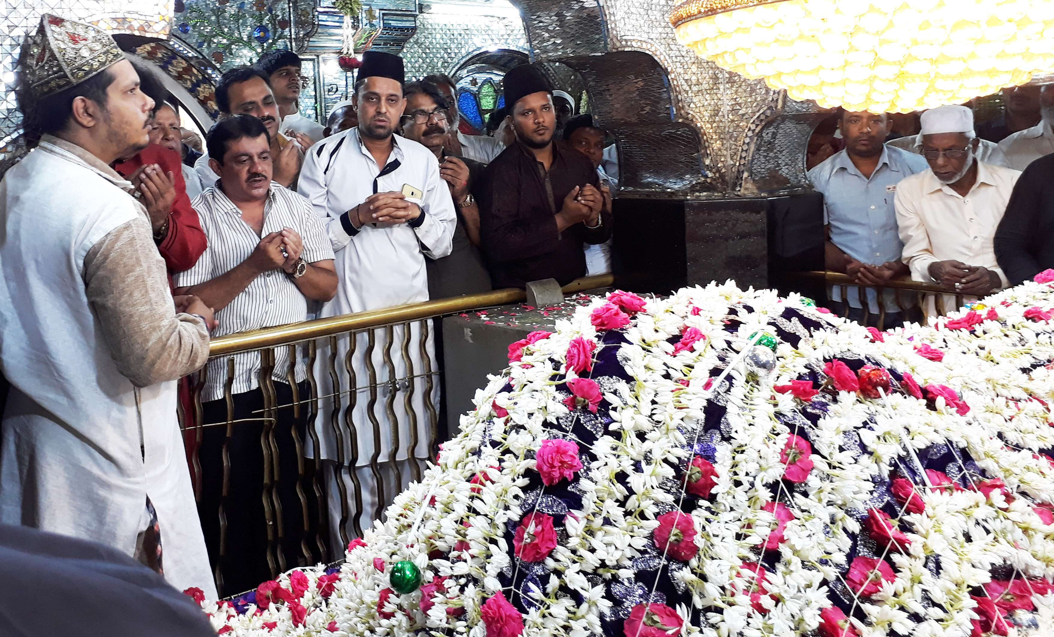 ದರ್ಗಾದಲ್ಲಿ ಚಾದರ್ ಸಮರ್ಪಿಸಿದ ಝಮೀರ್‌ಅಹ್ಮದ್